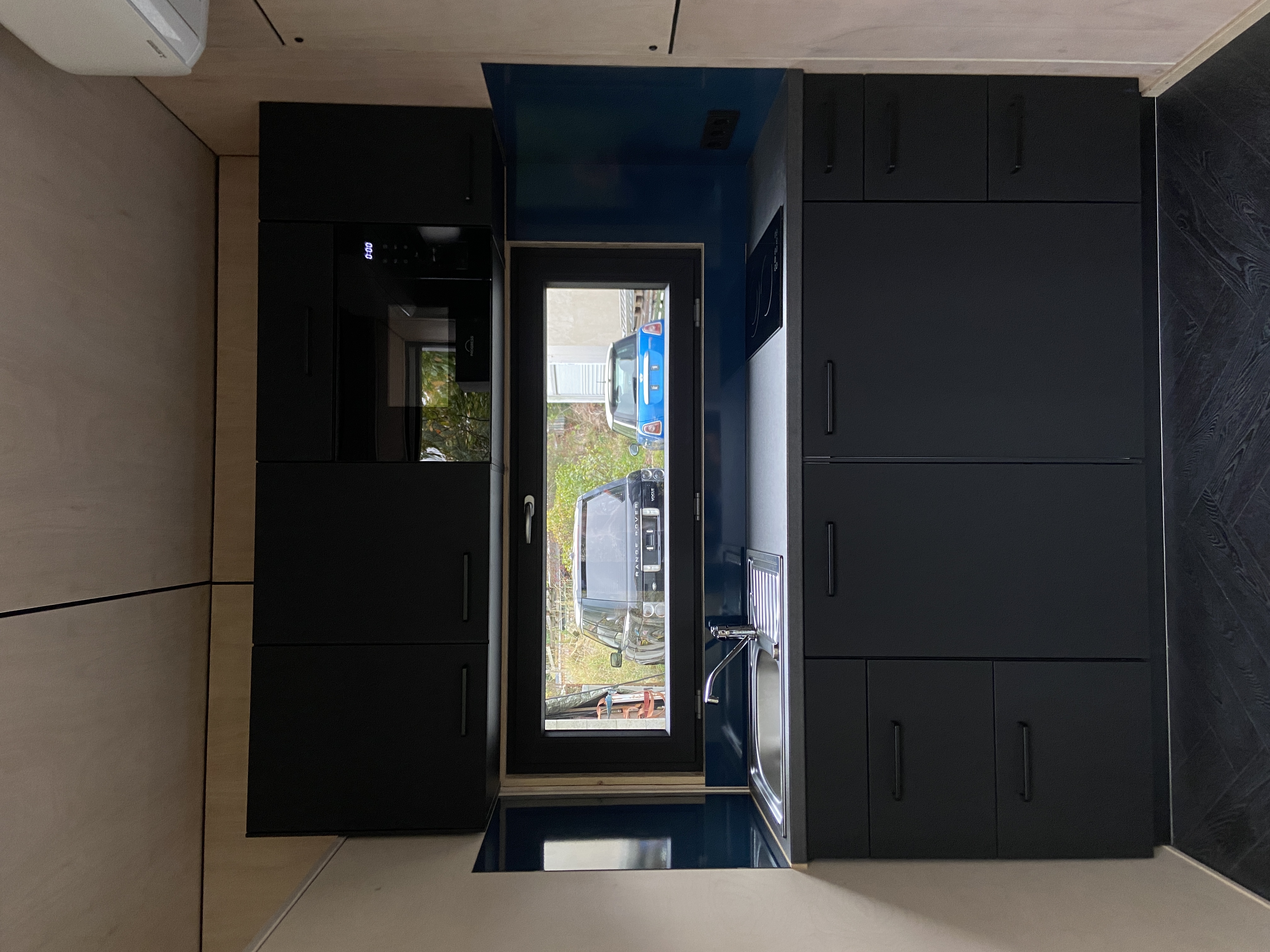 Monolith Tiny House Container mit kompletter Küche